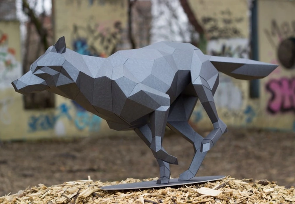 Papercraft 3D RUNNING WOLF FIGURE pepakura Low Poly Paper Sculpture DiY gift Decor home and office pattern template animal trophy polygonal